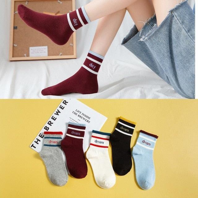 5 Paires Chaussettes Longues Unisexe Fashion Mignonnes Motif Dessin Animé en Coton Doux et Respirant Chaussettes de Sport Été Hiver Chaudes et Amusantes Style Harajuku Pour Hommes et Femmes