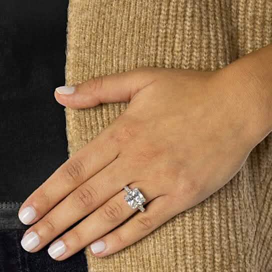 Bague de fiançailles trois pierres taille brillant carrée 5,00 carats (poids total)