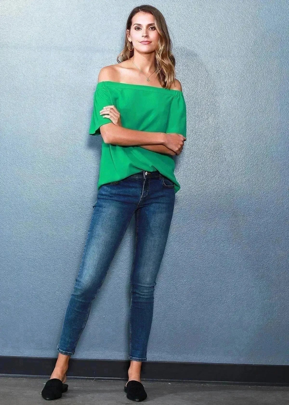 Haut vert pour femme à épaules dénudées