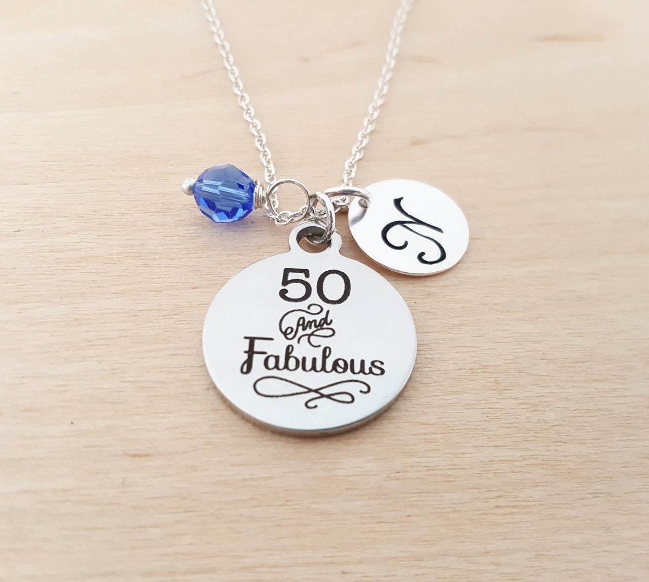 Collier 50 ans et Fabuleuse – Cadeau d'anniversaire avec pierre de naissance Swarovski et initiale | Bijoux personnalisés pour elle