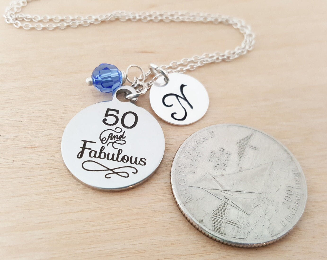 Collier 50 ans et Fabuleuse – Cadeau d'anniversaire avec pierre de naissance Swarovski et initiale | Bijoux personnalisés pour elle