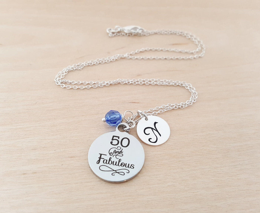 Collier 50 ans et Fabuleuse – Cadeau d'anniversaire avec pierre de naissance Swarovski et initiale | Bijoux personnalisés pour elle
