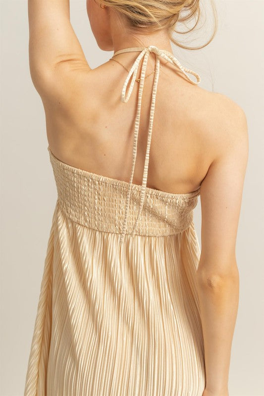 Robe longue fluide à encolure dos nu et détails noués Robe élégante et chic avec encolure dos nu et longueur maxi fluide pour les événements formels