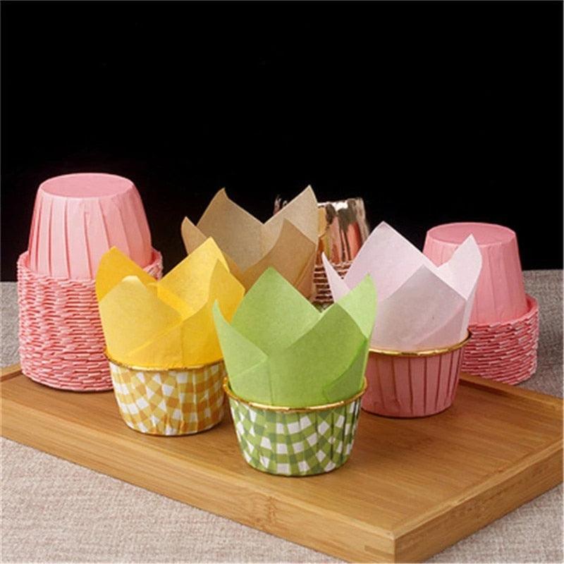 50 caissettes à cupcake style journal pour mariage, fête, moules à muffins, gobelets en papier, résistants à l'huile, enveloppes à gâteau, caissettes de cuisson, moules à muffins, supports à caissettes, couleurs marron, blanc et naturelles vives