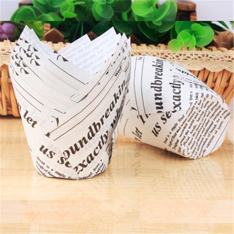 50 caissettes à cupcake style journal pour mariage, fête, moules à muffins, gobelets en papier, résistants à l'huile, enveloppes à gâteau, caissettes de cuisson, moules à muffins, supports à caissettes, couleurs marron, blanc et naturelles vives