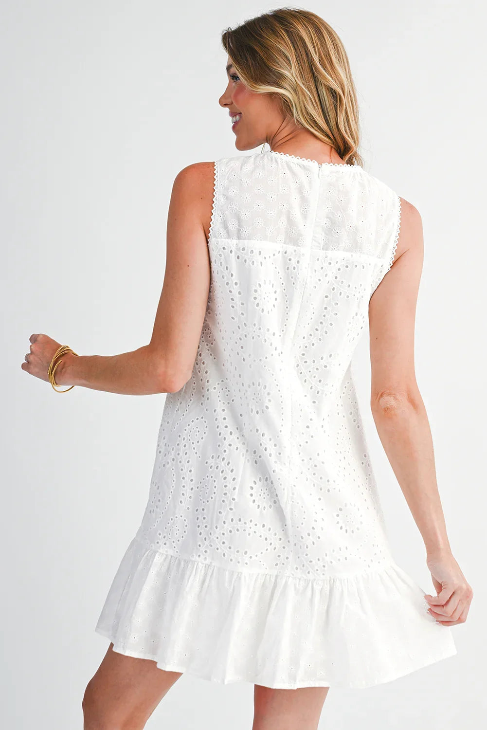 Robe droite sans manches brodée à œillets et motifs floraux blancs