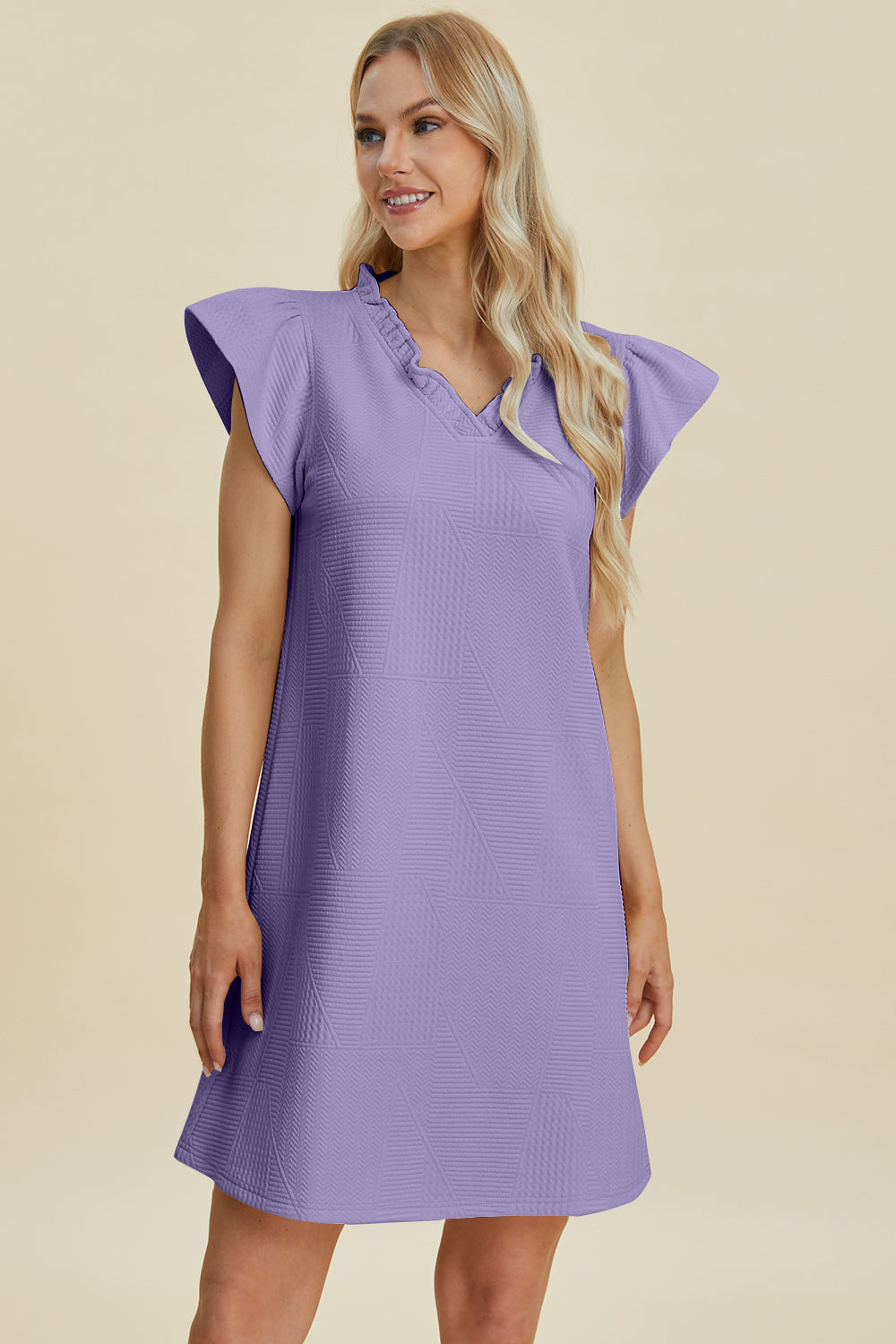 Robe à volants en V à manches courtes grande taille Double Take – Robe à col en V à volants, Robe à manches courtes, Robe élégante à volants, Robe flatteuse à col en V, Robe grande taille élégante, Robe confortable à volants, Robe chic à manches courtes
