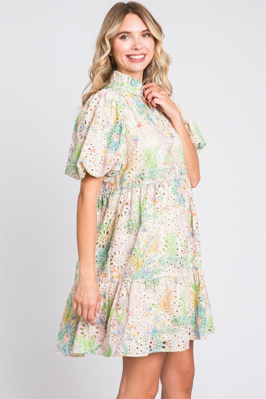 Robe d'été courte en broderie anglaise à manches bouffantes – Robe courte en broderie anglaise fleurie à manches bouffantes, aérienne, féminine et espiègle
