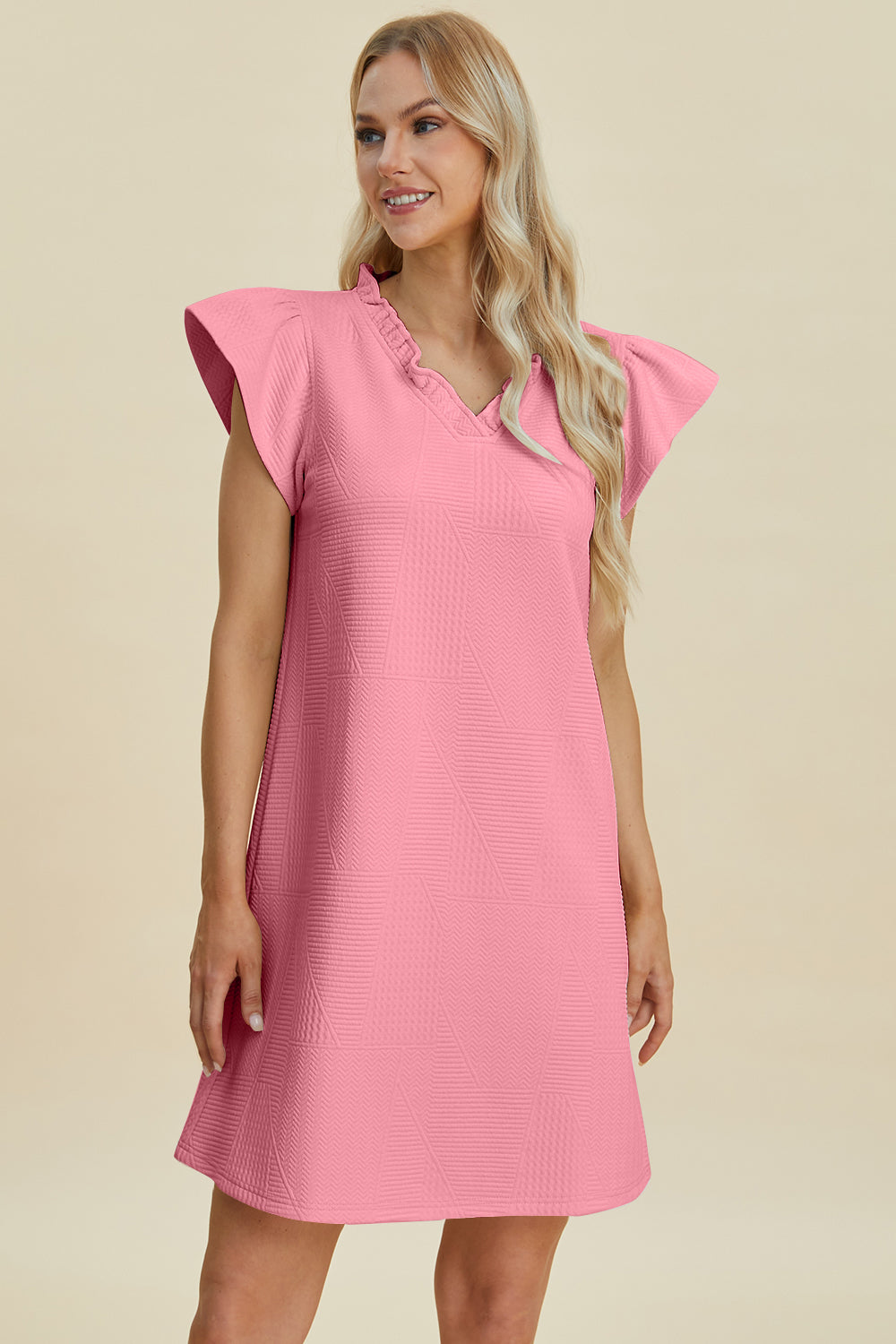 Robe à volants en V à manches courtes grande taille Double Take – Robe à col en V à volants, Robe à manches courtes, Robe élégante à volants, Robe flatteuse à col en V, Robe grande taille élégante, Robe confortable à volants, Robe chic à manches courtes