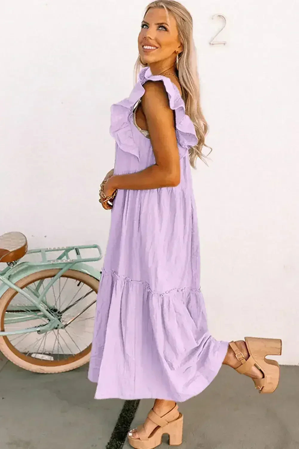Robe longue texturée étagée à col carré et manches courtes volantées violette