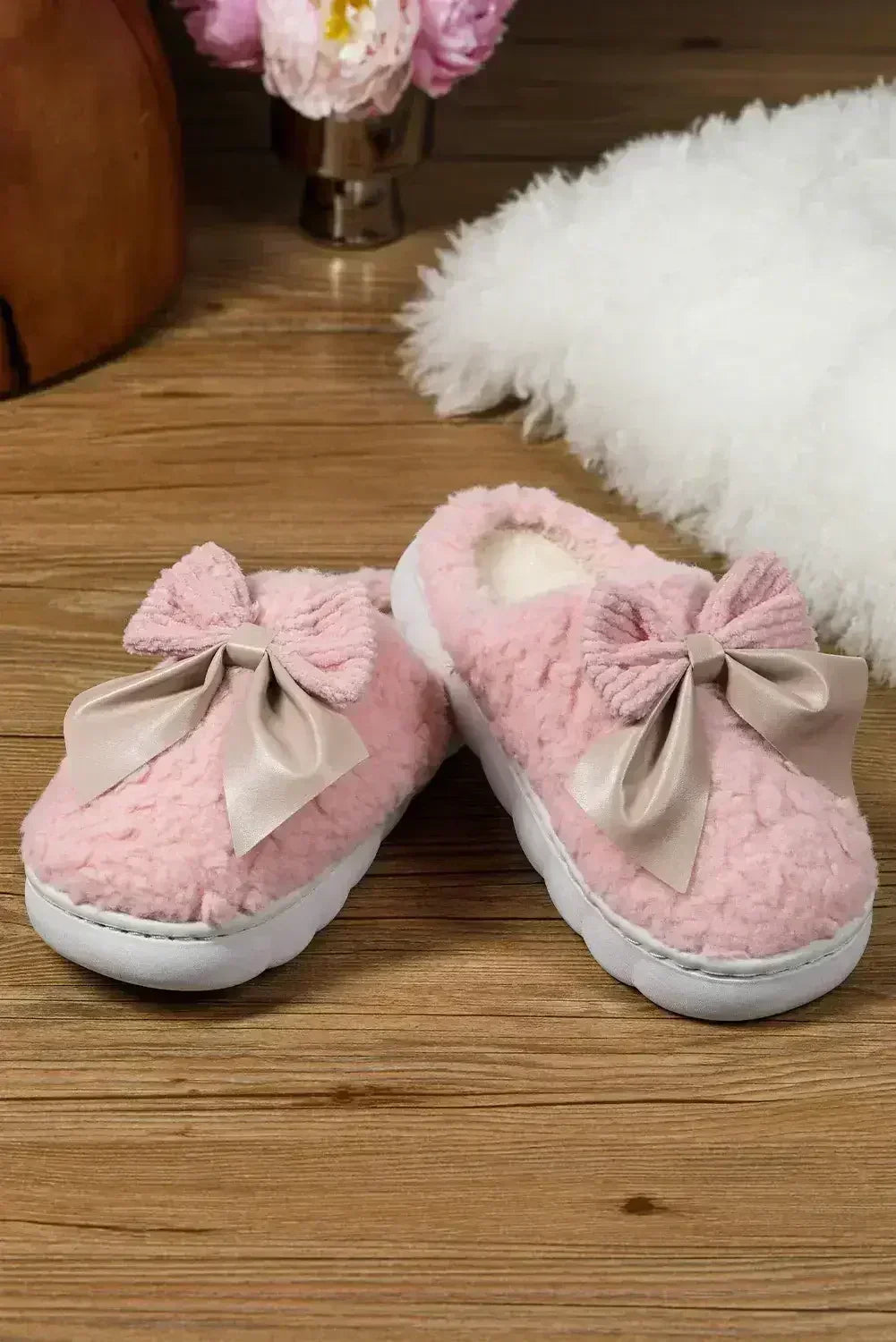 Pantoufles d'hiver en peluche à nœud et applique, contraste blanc