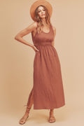 Robe débardeur sans manches à col rond et fente latérale pour femme : polyvalente, confortable et facile à assortir pour toute occasion.