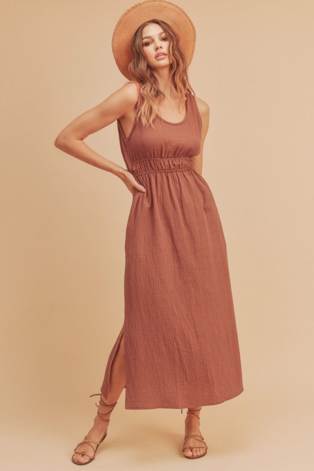 Robe débardeur sans manches à col rond et fente latérale pour femme : polyvalente, confortable et facile à assortir pour toute occasion.