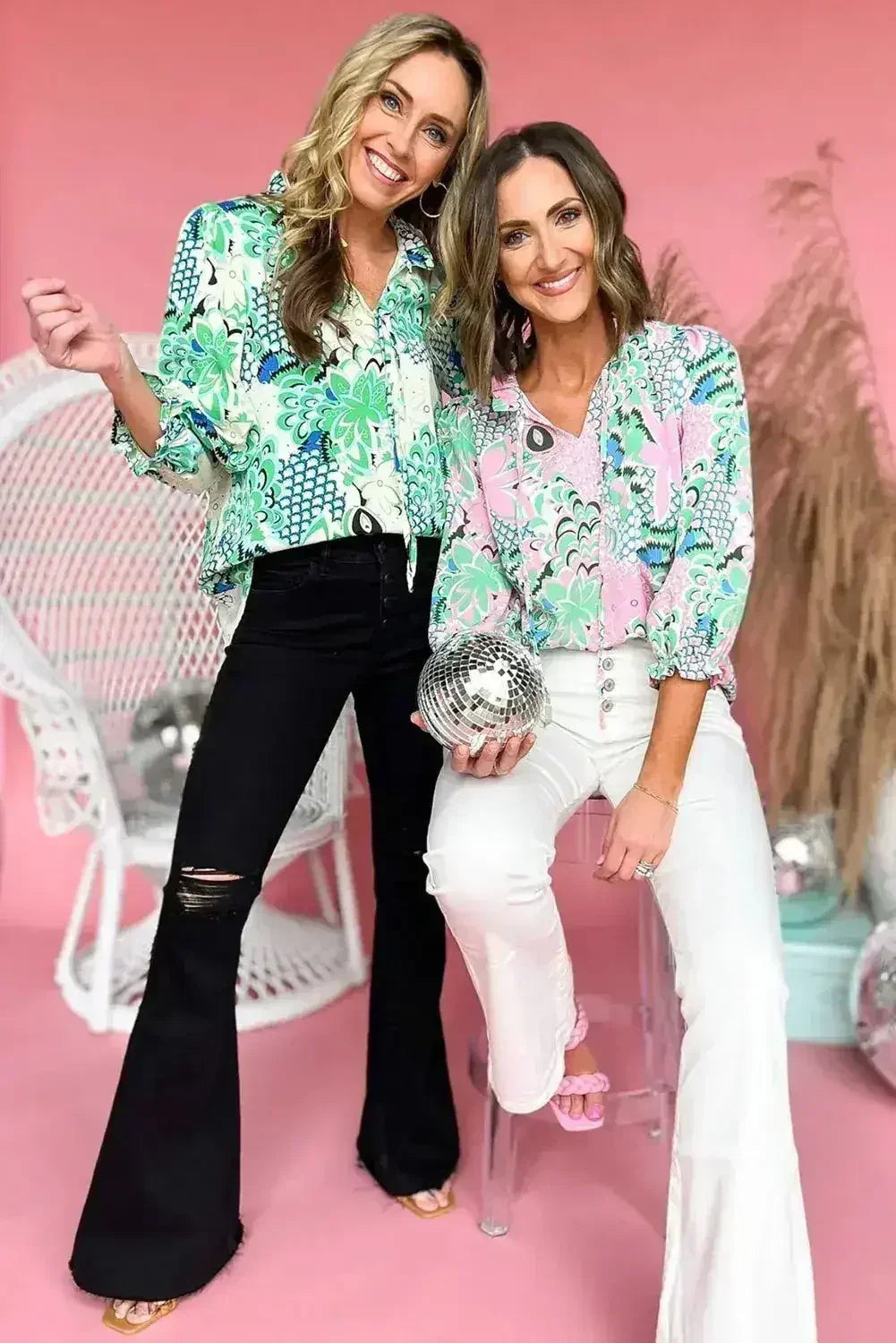 Chemisier vert fleuri à col en V – Détails noués et coupe ample | Style féminin