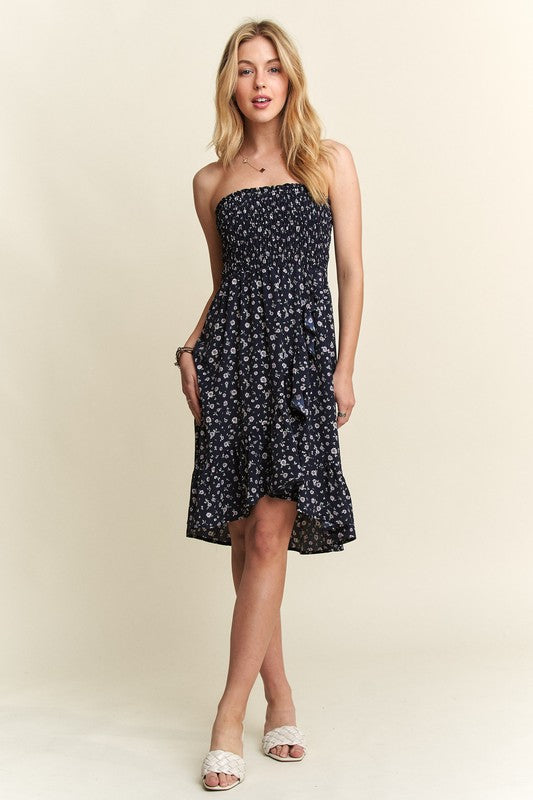 Robe bustier fleurie smockée avec poches pour l'été – Robe bustier fleurie féminine et fluide avec corsage smocké et poches pratiques pour un look élégant et fonctionnel