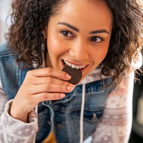 Biscuits sandwich au chocolat noir et crème Oreo, format familial, 482 g