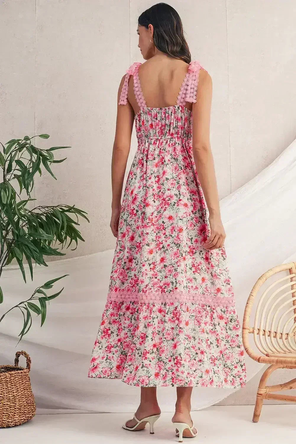 Robe longue vert floral en dentelle à fines bretelles et taille empire