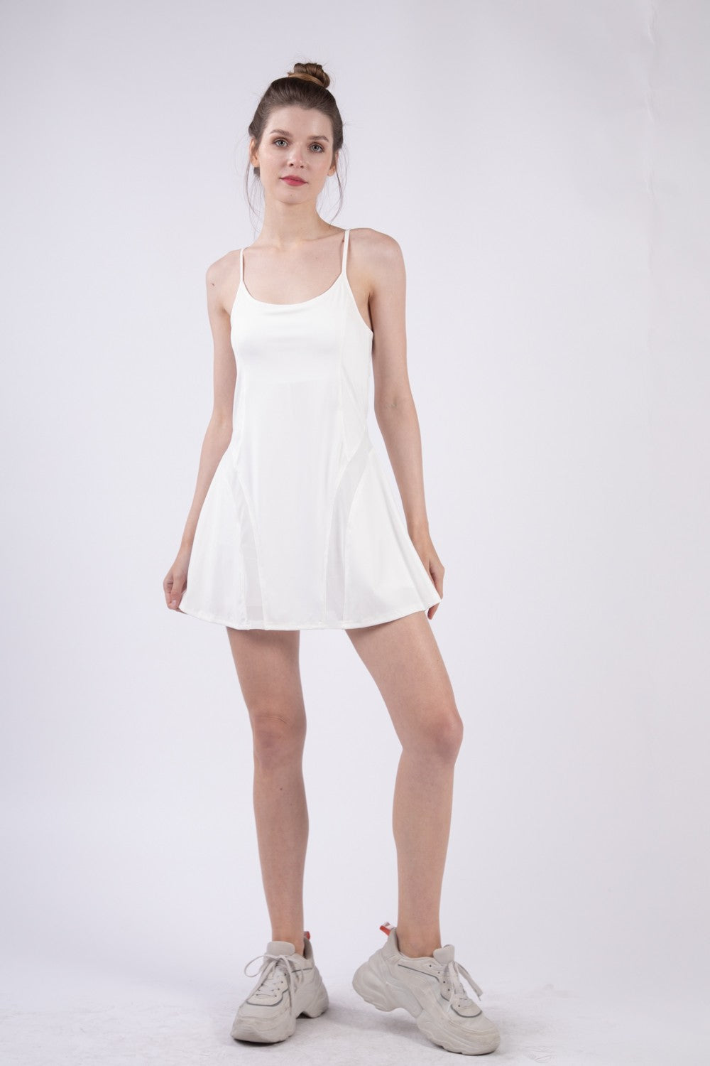 Mini-robe de tennis athlétique en mesh avec short intégré – Robe de sport en mesh, Mini-robe de tennis, Robe athlétique en mesh, Vêtement de sport respirant, Robe de tennis confortable, Robe de sport avec short, Robe athlétique chic
