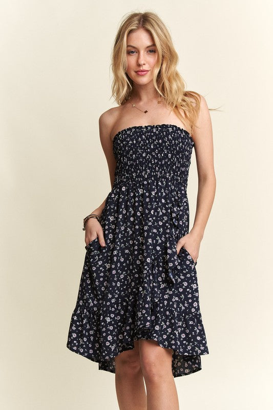 Robe bustier fleurie smockée avec poches pour l'été – Robe bustier fleurie féminine et fluide avec corsage smocké et poches pratiques pour un look élégant et fonctionnel