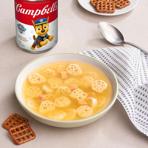Soupe condensée pour enfants Campbell’s, pâtes en forme de patte de patrouille avec poulet dans un bouillon de poulet, boîte de 10,5 oz