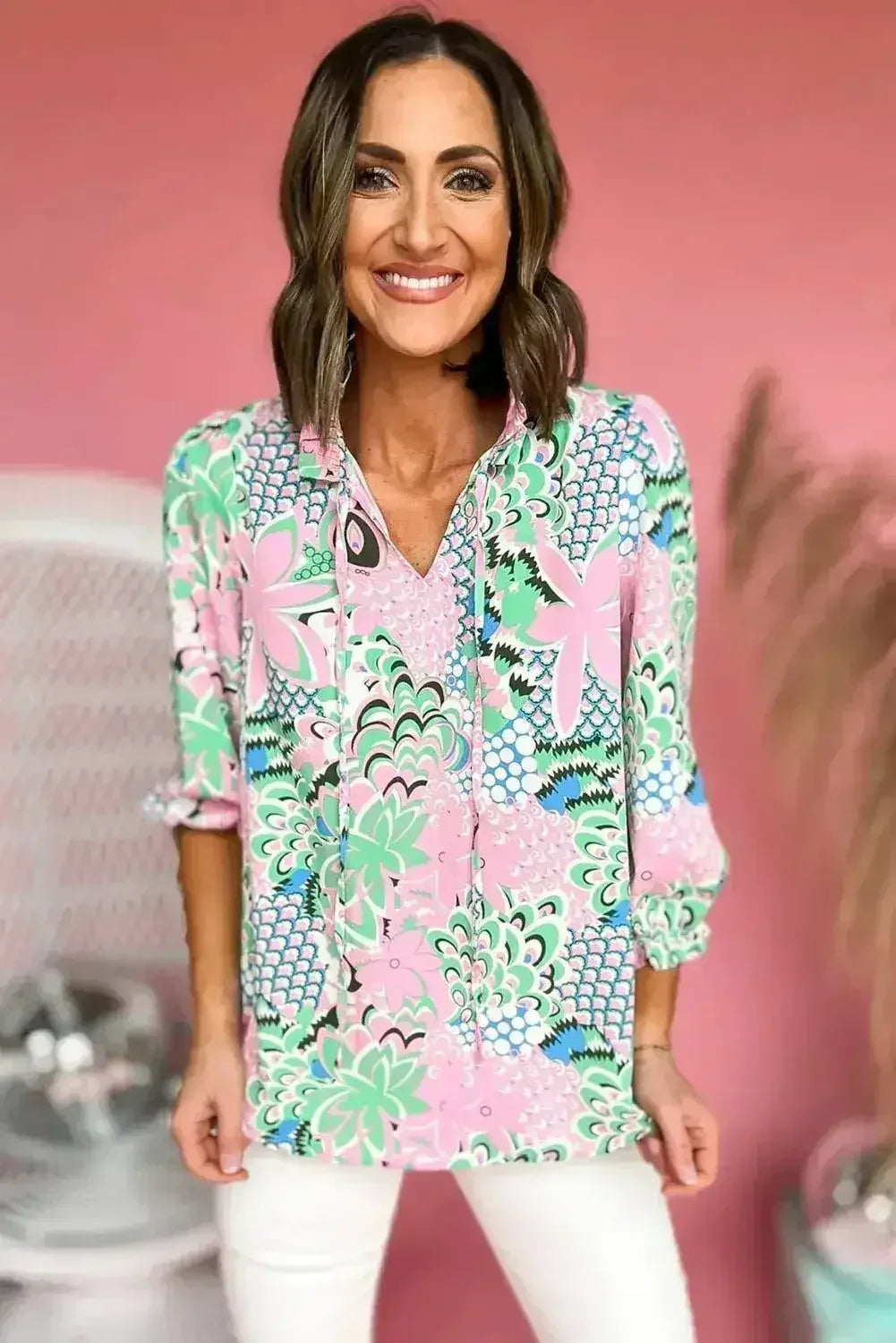 Chemisier vert fleuri à col en V – Détails noués et coupe ample | Style féminin