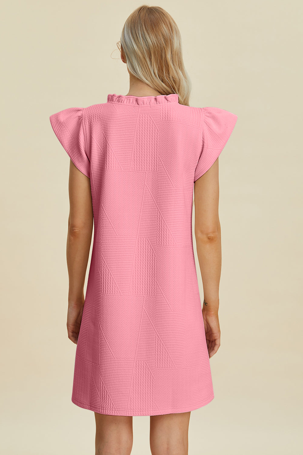 Robe à volants en V à manches courtes grande taille Double Take – Robe à col en V à volants, Robe à manches courtes, Robe élégante à volants, Robe flatteuse à col en V, Robe grande taille élégante, Robe confortable à volants, Robe chic à manches courtes