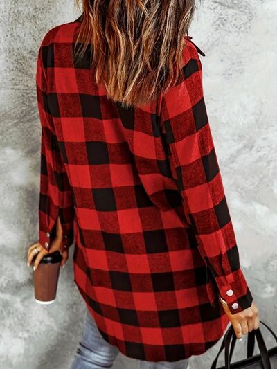Veste à carreaux rouge foncé à col avec boutons-pression et manches longues – Vêtement d'extérieur classique et tendance avec poches