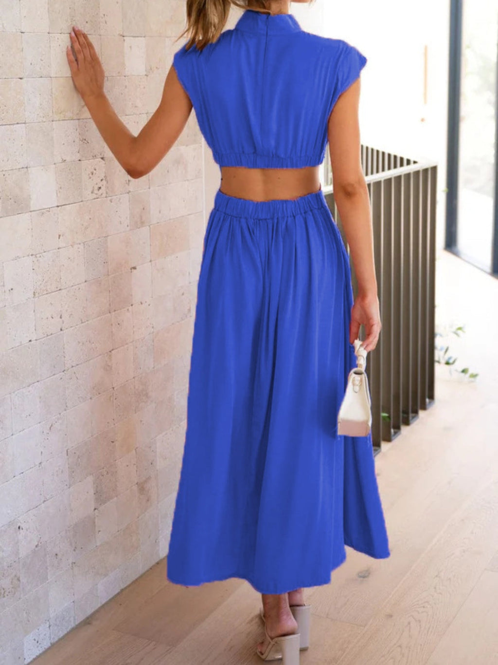 Robe élégante sans manches froncée à col montant et découpes modernes pour femme