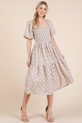 Nouvelle robe mi-longue froncée à manches bouffantes et broderies florales pour femme Élégante, charmante et féminine robe mi-longue à broderies florales avec manches bouffantes et design étagé