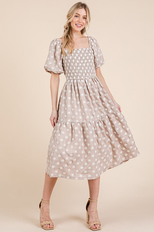 Nouvelle robe mi-longue froncée à manches bouffantes et broderies florales pour femme Élégante, charmante et féminine robe mi-longue à broderies florales avec manches bouffantes et design étagé