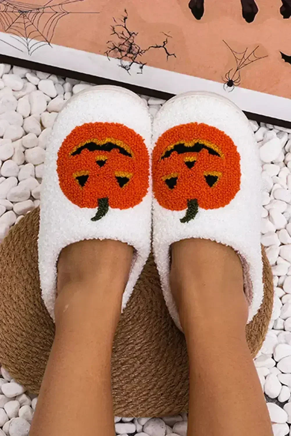 Pantoufles en peluche noires à imprimé citrouille d'Halloween