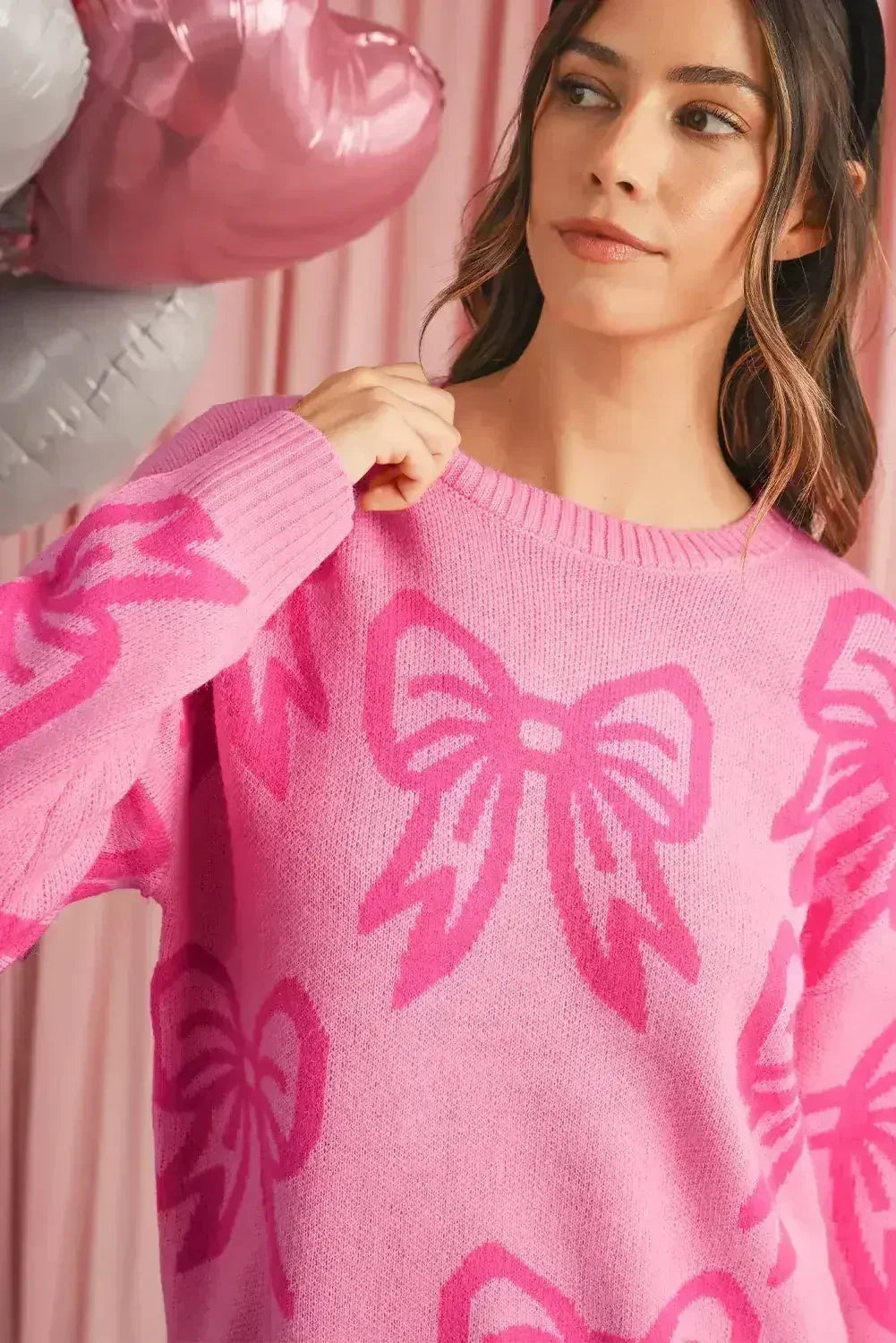 Pull ample à manches tombantes motif nœuds roses