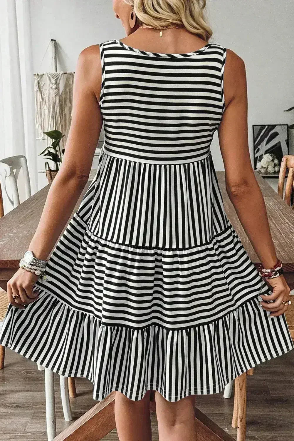 Mini-robe ample sans manches à col en U et rayures noires