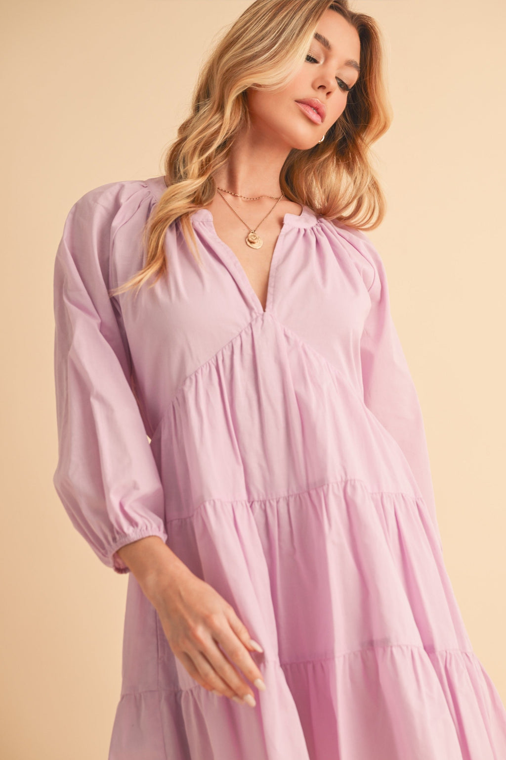 Mini-Robe Étudiée à Manches Ballon et Volants Superposés pour Femme – Un Style Tendance et Chic avec des Manches Ballon Modernes et des Volants Étudiés pour un Look Joueur et Coquet