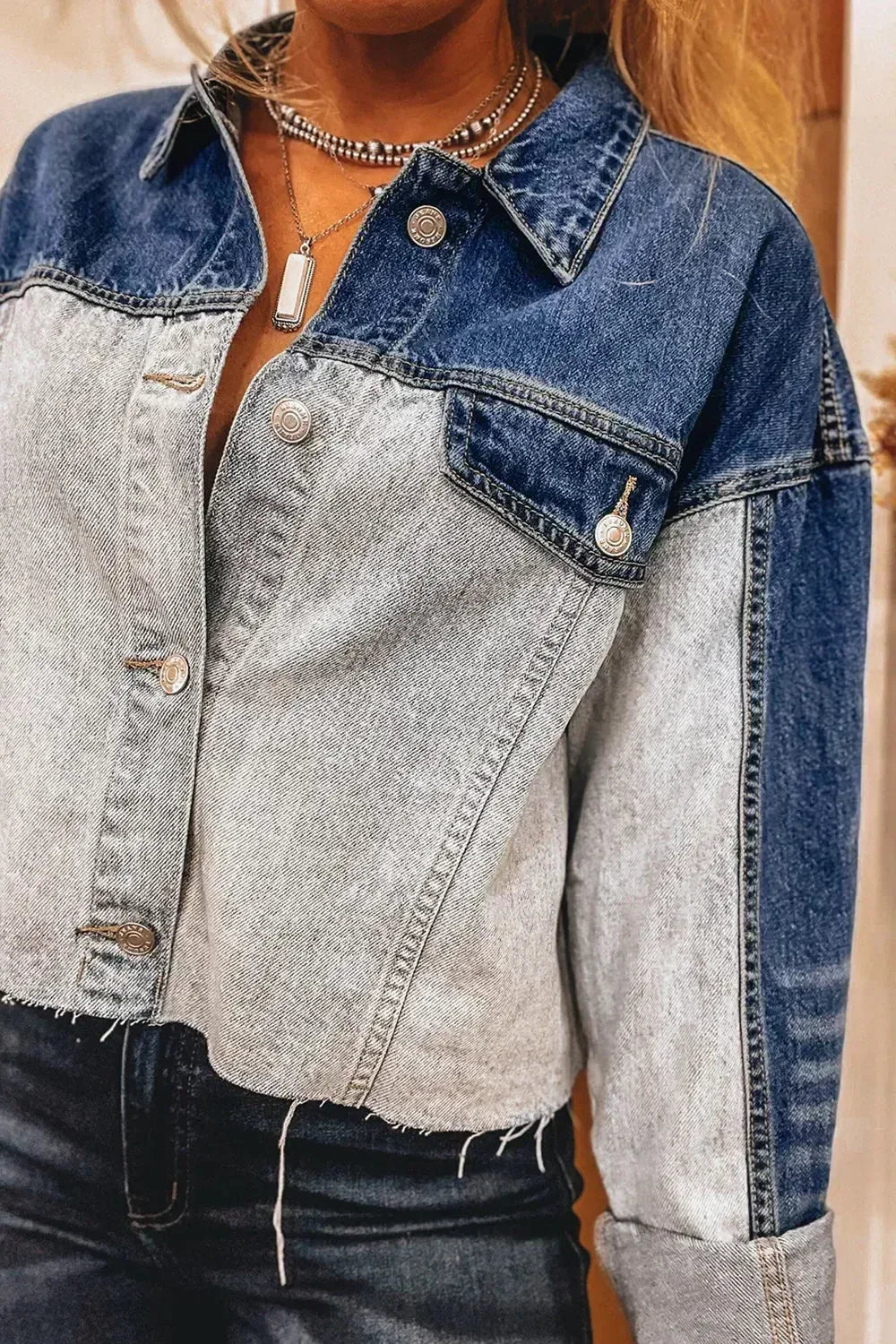 Veste en jean vieilli à rabat et patchwork bleu crépuscule