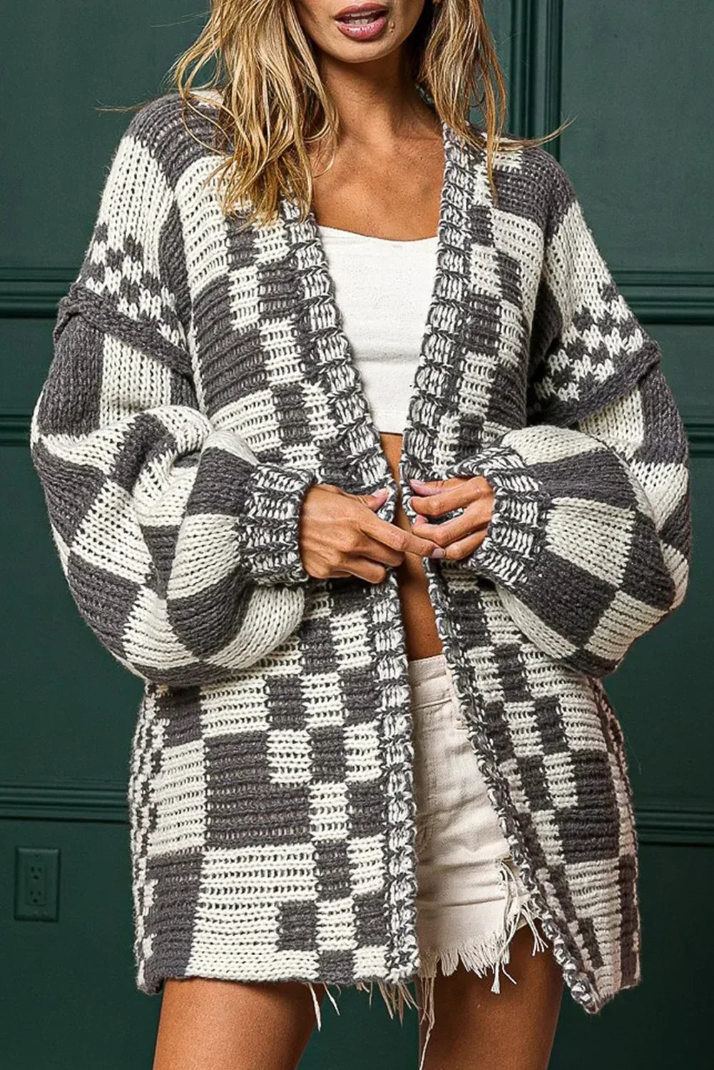 Cardigan en maille à carreaux color block taupe et ouvert sur le devant