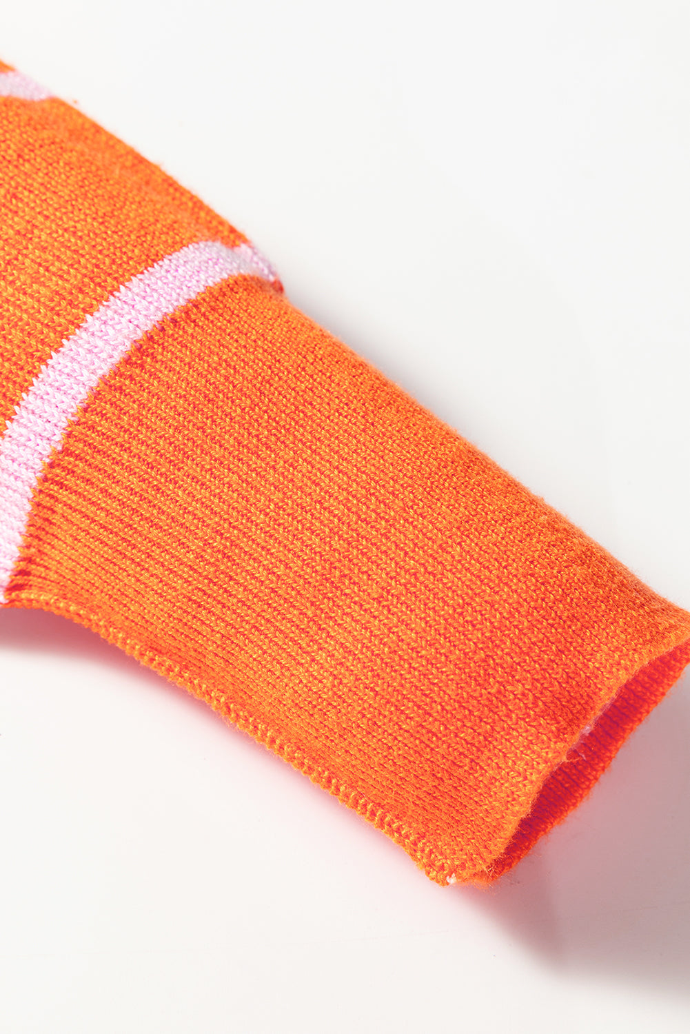 Pull en maille côtelée à rayures orange avec col montant, épaules tombantes et coupe carrée