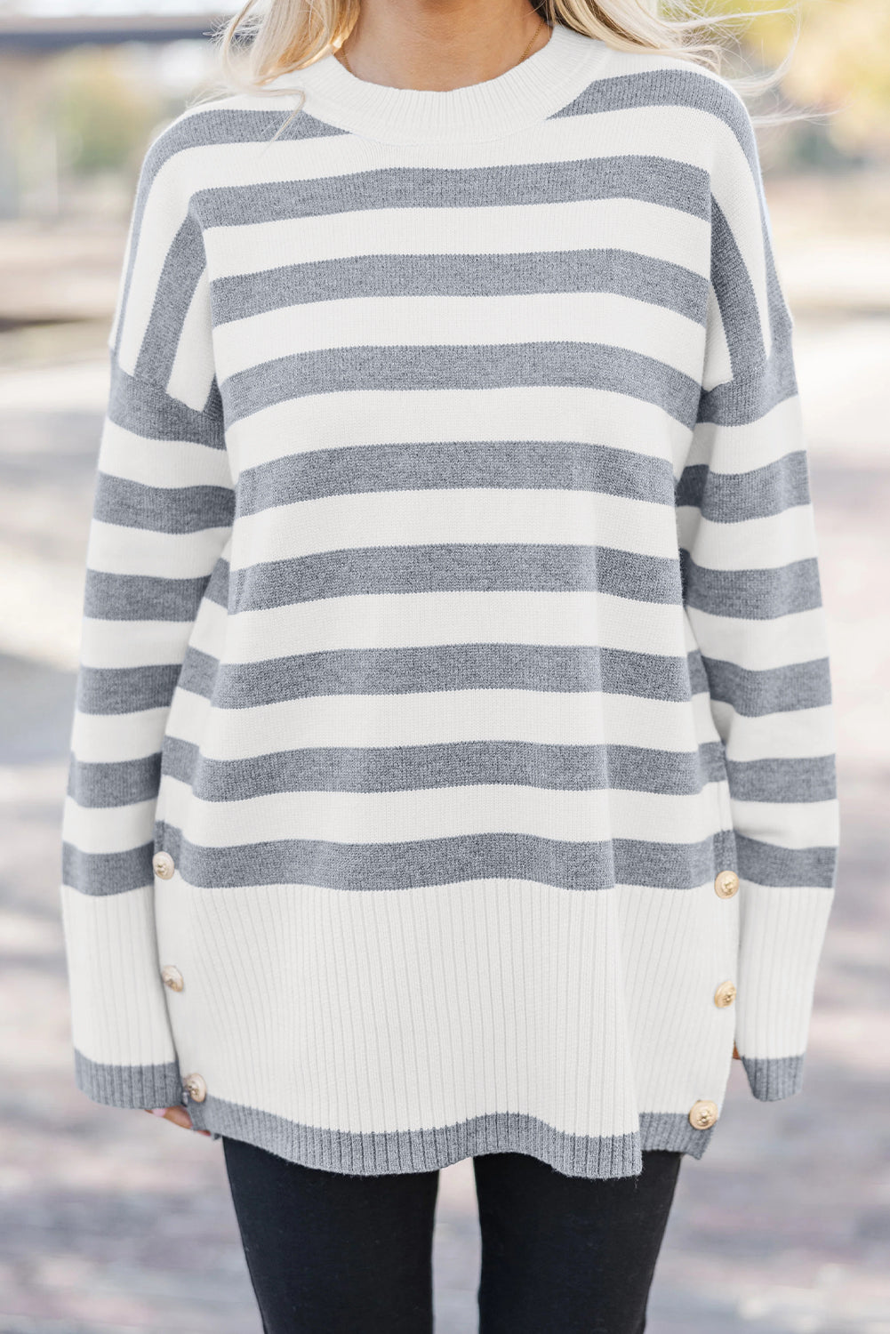 Pull tunique côtelé à rayures grises avec détails boutonnés et épaules tombantes