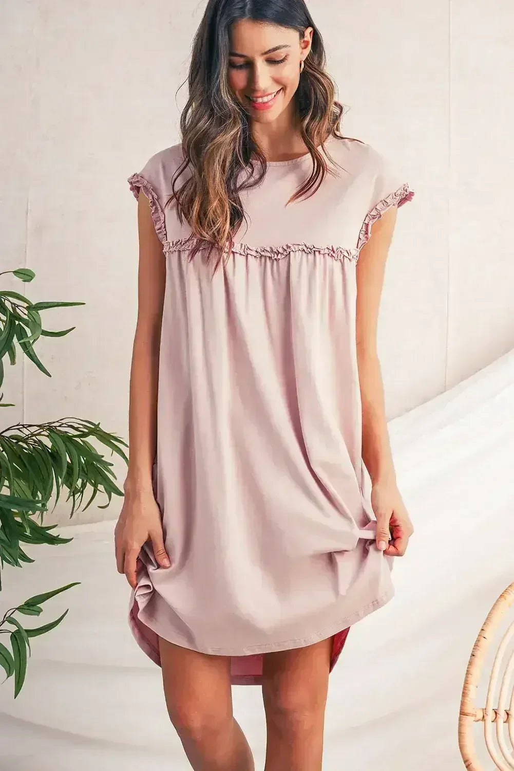 Mini-robe ample col rond à volants couleur avoine