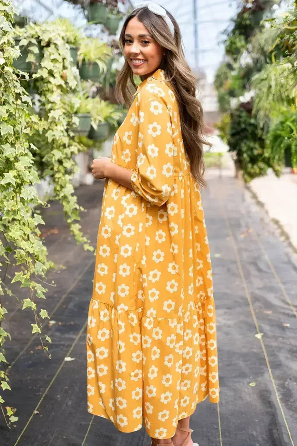Robe longue à col, imprimé floral jaune, manches bracelet et boutons