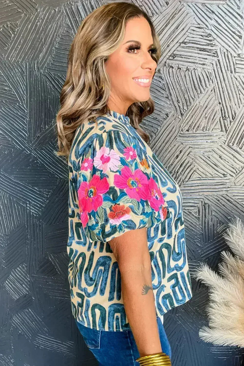 Top imprimé beige brodé à manches bouffantes et col volanté | Femstylo
