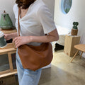 Nouveau sac à bandoulière en cuir PU pour femmes, sac à main de créateur avec large ceinture et chaîne pour femmes, grand sac pour femmes, nouvelle mode printemps, loisirs coréens, sac pour femmes demi-rond, sac simple grande capacité, une épaule oblique