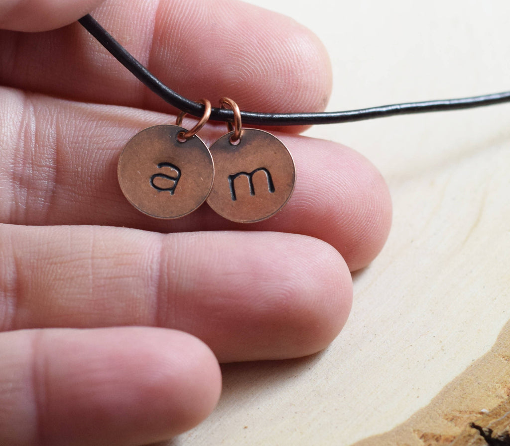 Collier Initial Personnalisé en Cuivre pour Homme – Collier Cordon en Cuir Estampillé à la Main – Bijou Initial Personnalisé Cadeau pour Lui
