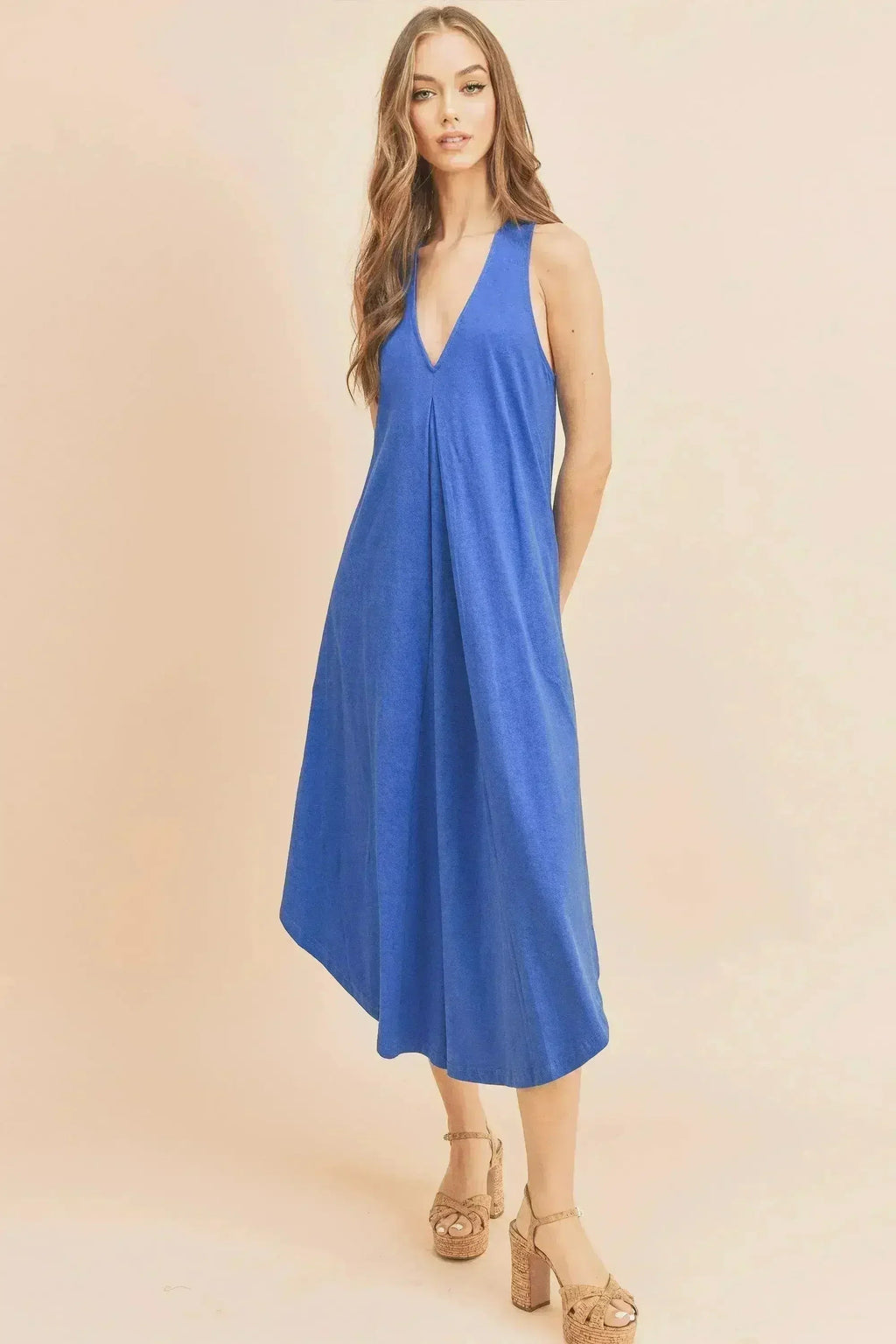 Robe midi sans manches à col en V et plis sur le devant Aemi + Co