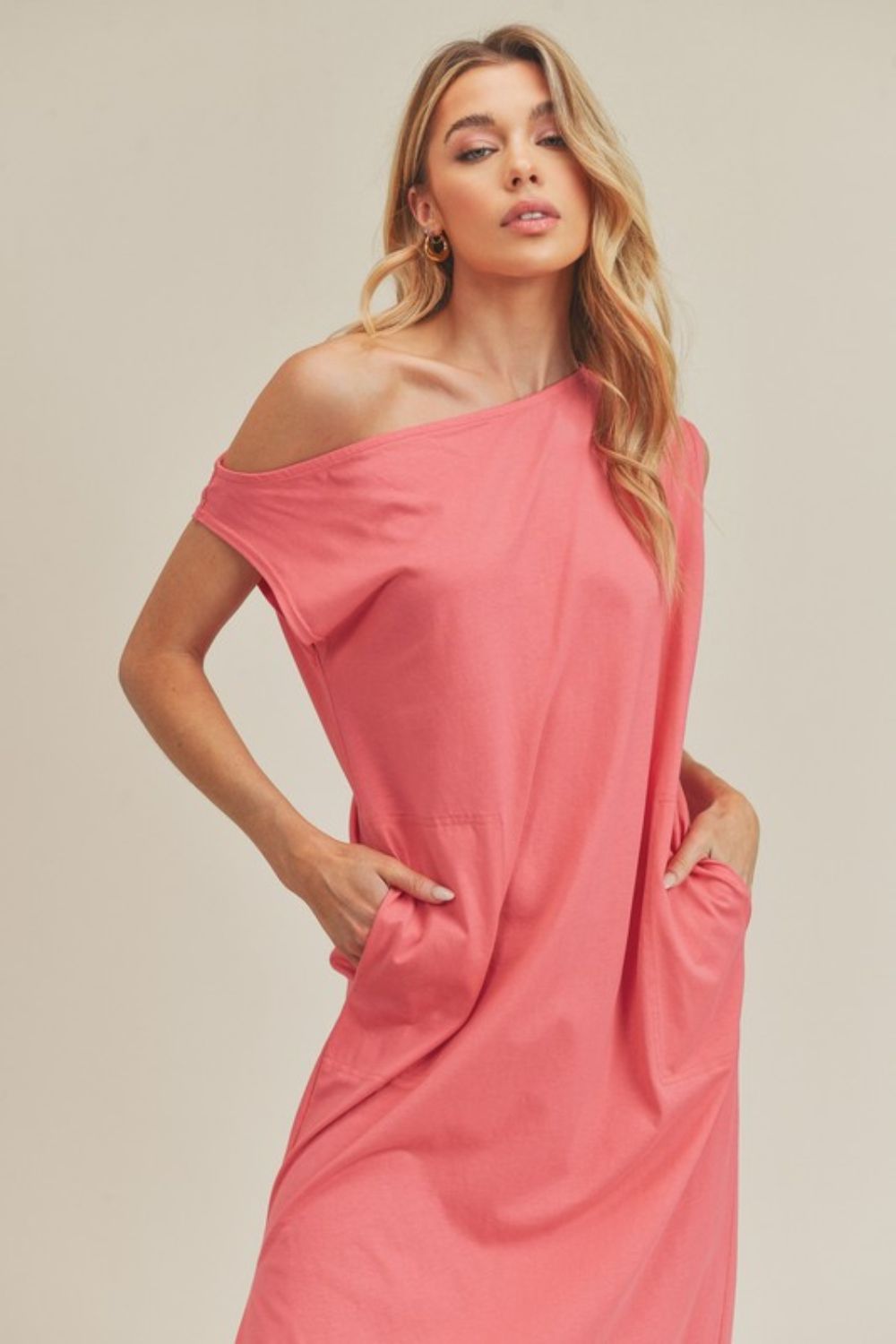 Robe Midi Sans Manches Col Rond Fente Latérale Pour Femmes Polyvalente, Chic et Confortable pour Toute Occasion