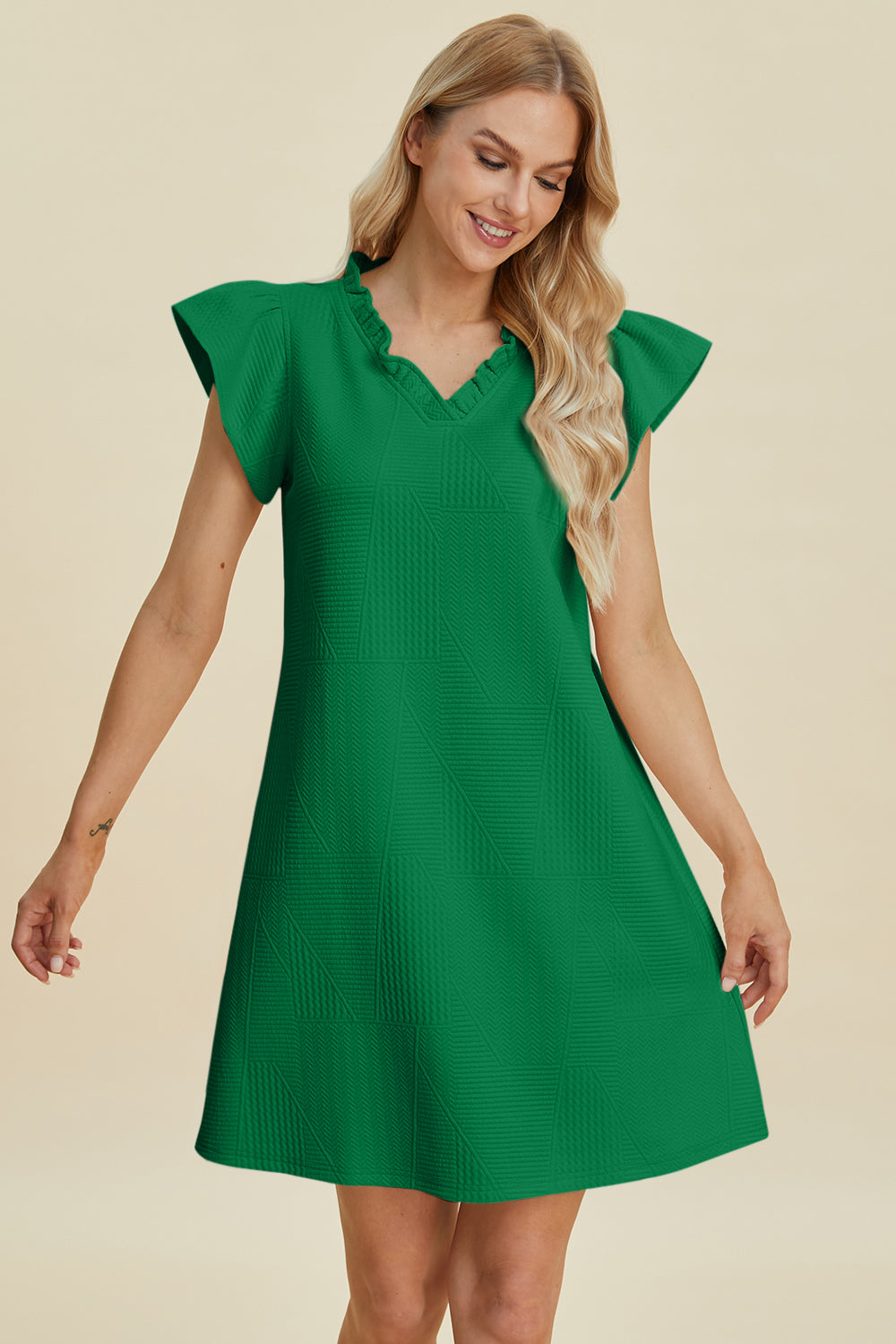 Robe à volants en V à manches courtes grande taille Double Take – Robe à col en V à volants, Robe à manches courtes, Robe élégante à volants, Robe flatteuse à col en V, Robe grande taille élégante, Robe confortable à volants, Robe chic à manches courtes