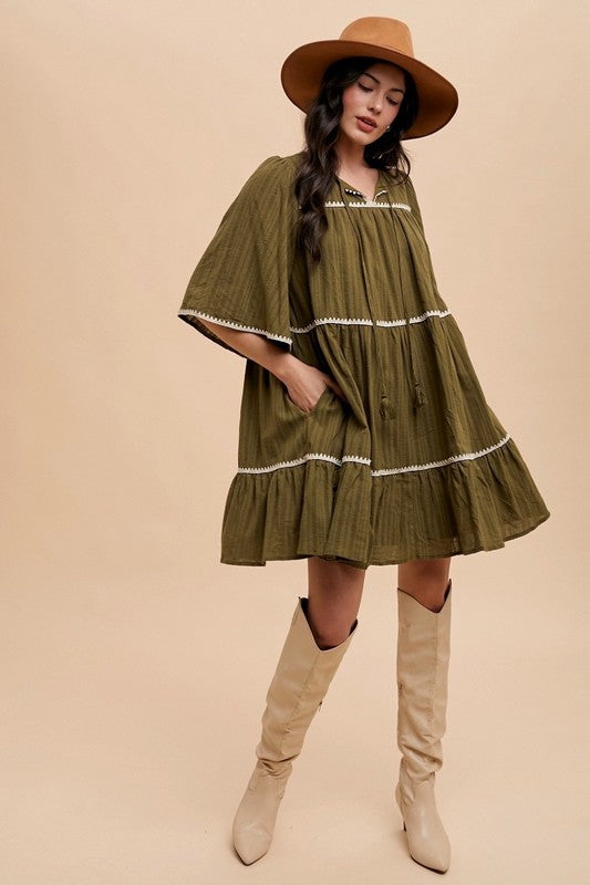 Robe étagée à demi-manches et col à nouer avec pompons et liseré contrastant – Détails bohèmes à pompons, liseré contrastant et design étagé pour un look fluide et féminin