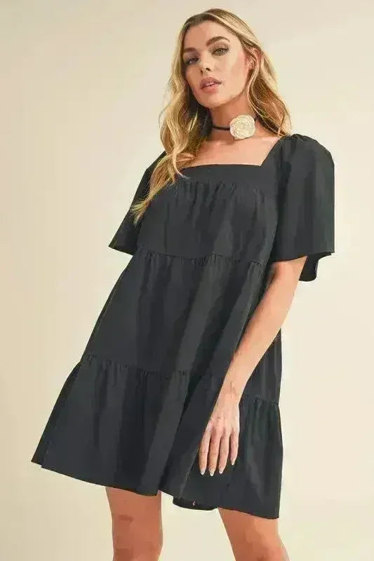 Robe étagée à encolure carrée et manches courtes Aemi + Co