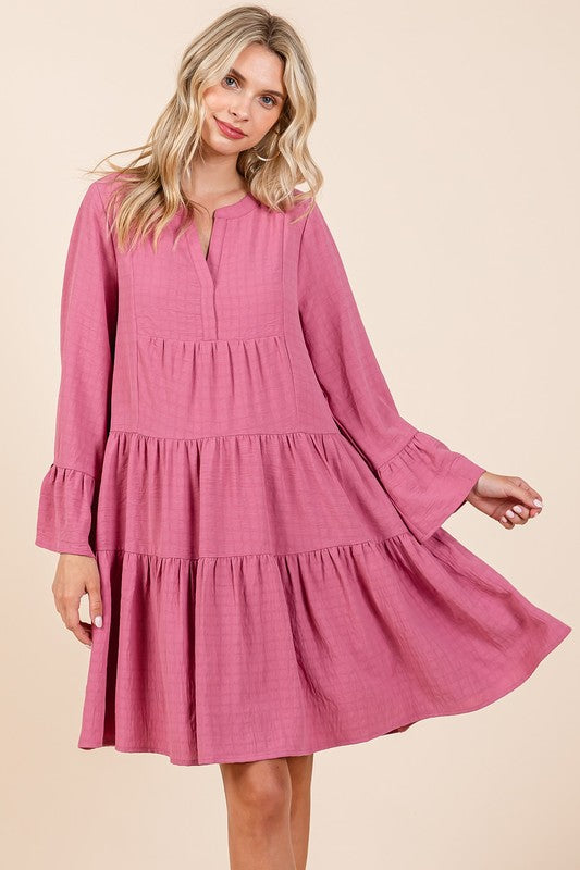Robe évasée à encoches étagées – Une robe fluide, espiègle et élégante avec des volants et des manches évasées très tendance