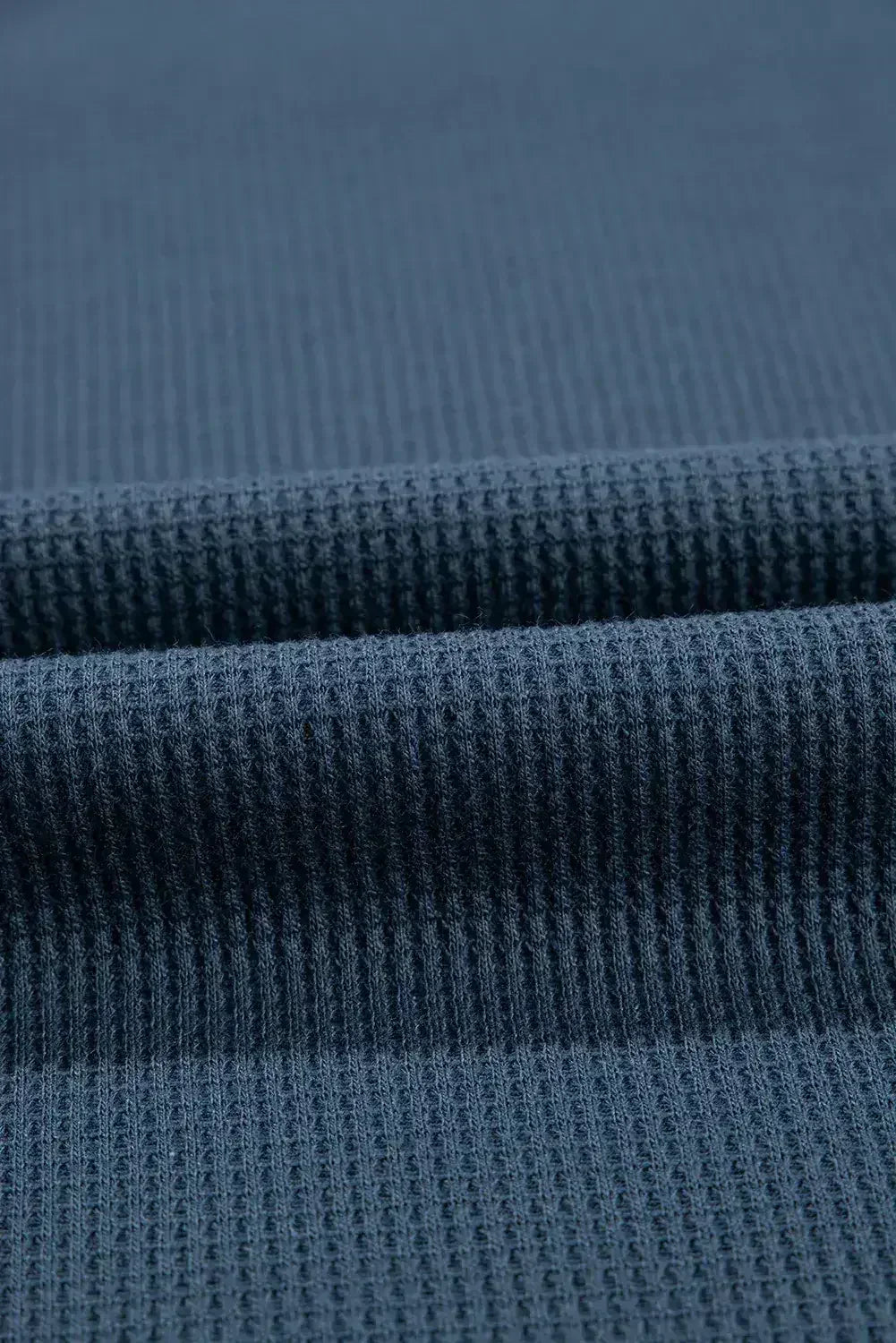 Haut texturé gaufré bleu à col en V avec manches tombantes et coutures apparentes